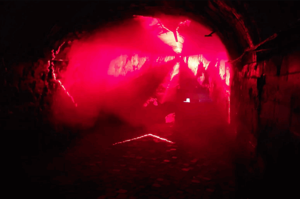 Laserowy pokaz eksplozji bomby atomowej w podziemiach kopalni uranu w Kowarach