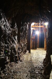 Oświetlony chodnik górniczy na trasie turystycznej w Kopalni Uranu Kowary