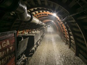 Chodnik Kopalni Uranu w Kowarach z wagonikami wypełnionymi rudą uranu