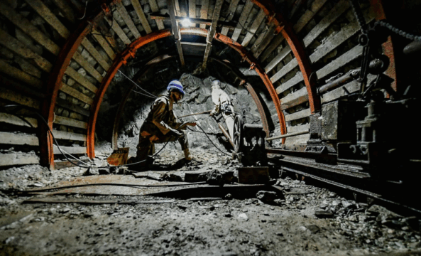Górnik przy pracy na przodku w Kopalni Uranu w Kowarach – ekspozycja podziemna w sztolni