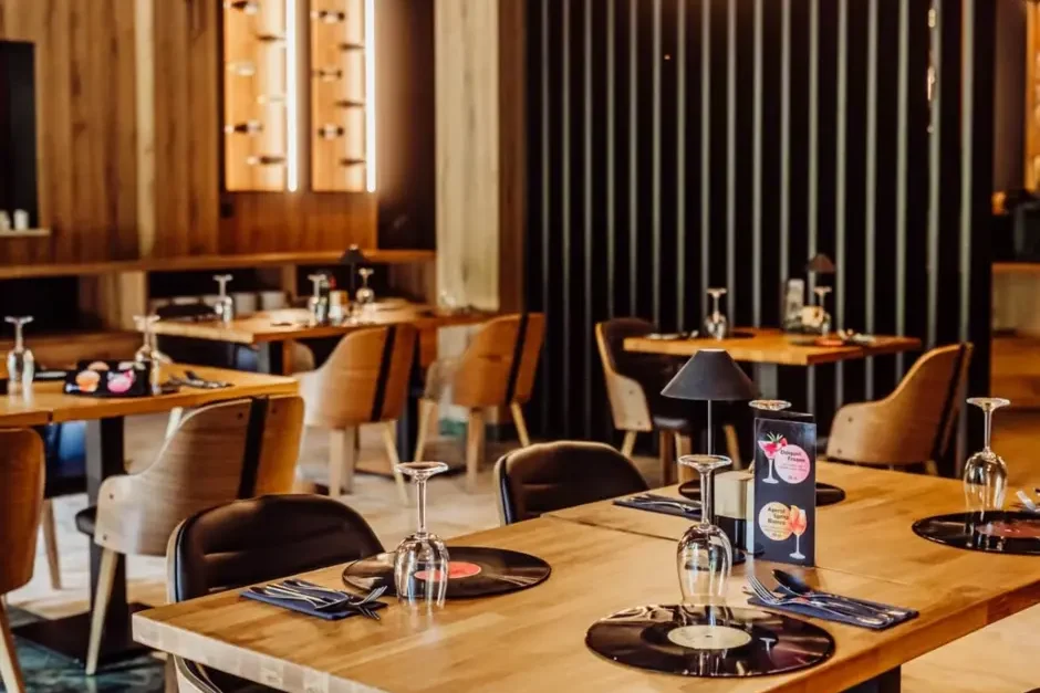 Wnętrze restauracji w Hotelu Jelenia Struga w Kowarach z eleganckim wystrojem.