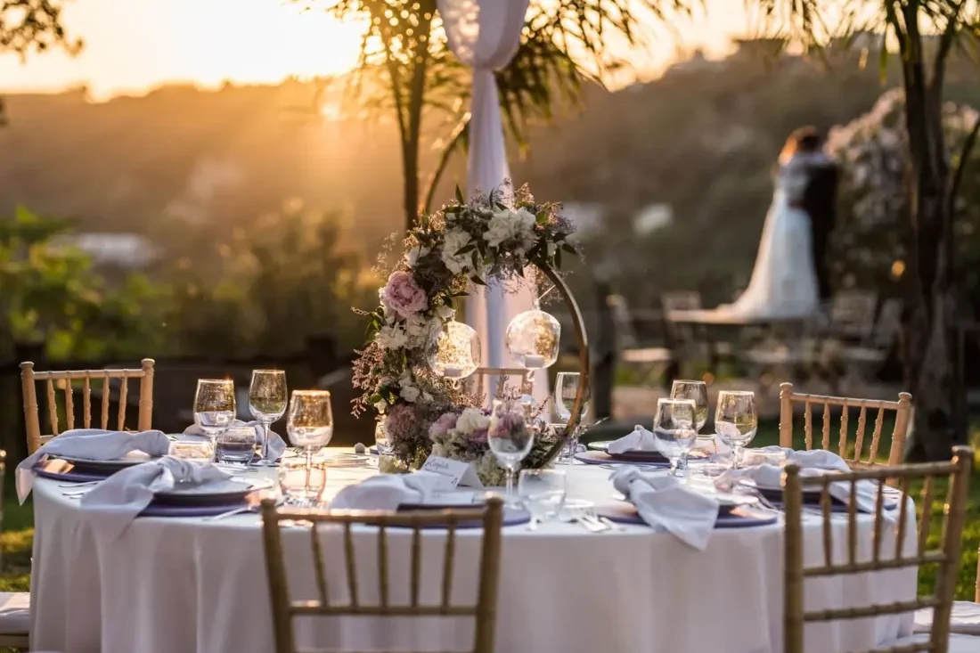 Dekorowany stół weselny w plenerze z widokiem na góry i parą młodą w tle, Jelenia Struga Medical SPA