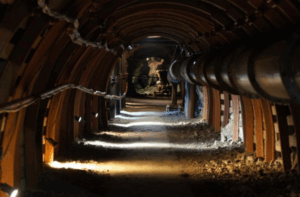 Widok sztolni w Kopalni Uranu w Kowarach prowadzącej do miejsca pracy górników