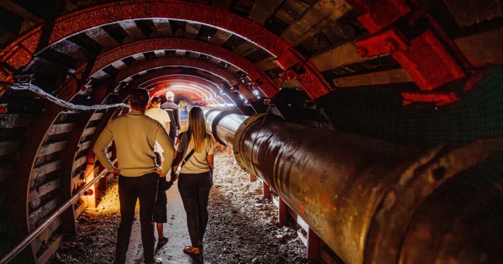 zwiedzanie-kopalnia-uranu-kowary-grupy Zwiedzanie podziemnej trasy turystycznej w kopalni uranu w Kowarach