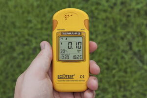 Licznik Geigera TERRA-P wskazujący poziom promieniowania podczas pomiaru w terenie