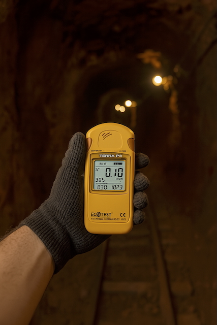 Miernik promieniowania Geigera używany podczas pomiarów w kopalni uranu