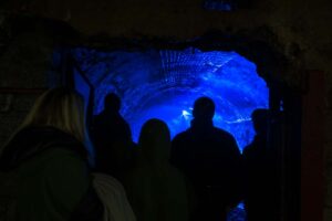 Zwiedzający oglądają pokaz laserowy z symulacją wybuchu bomby atomowej podczas podziemnej trasy w Kopalni Uranu w Kowarach