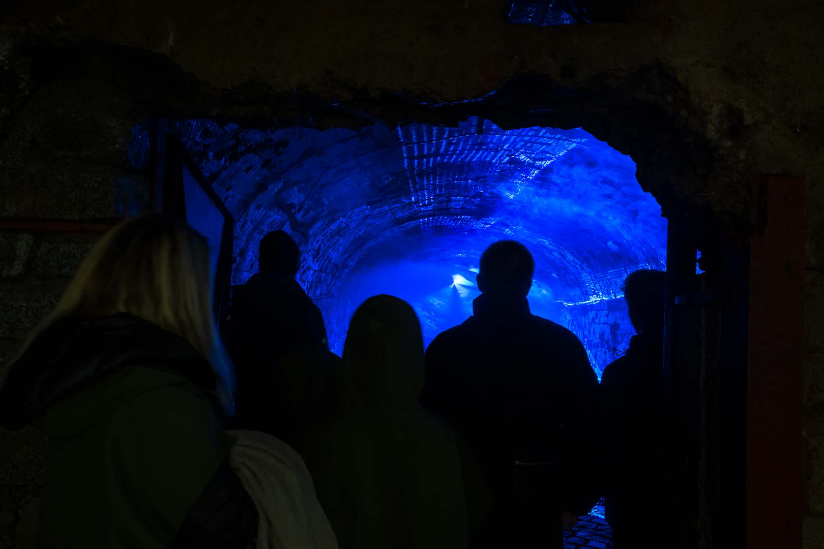 Zwiedzający oglądają pokaz laserowy z symulacją wybuchu bomby atomowej podczas podziemnej trasy w Kopalni Uranu w Kowarach