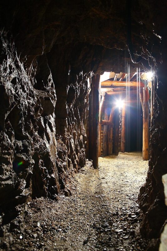 Podziemny korytarz kopalni uranu Liczyrzepa w Kowarach – trasa turystyczna