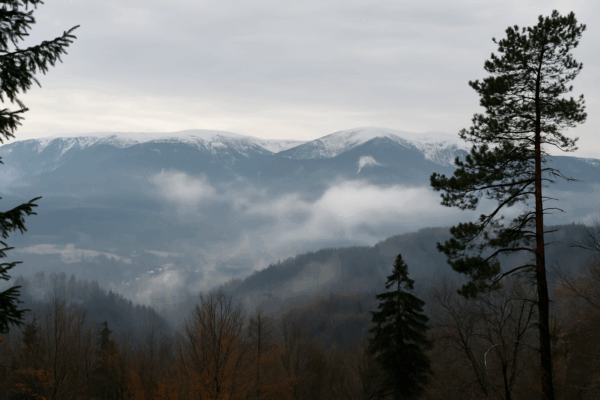 Widok gór Karkonoszy w okolicach Karpacza, z lekko zamglonym krajobrazem i doliną prowadzącą w stronę Kowar