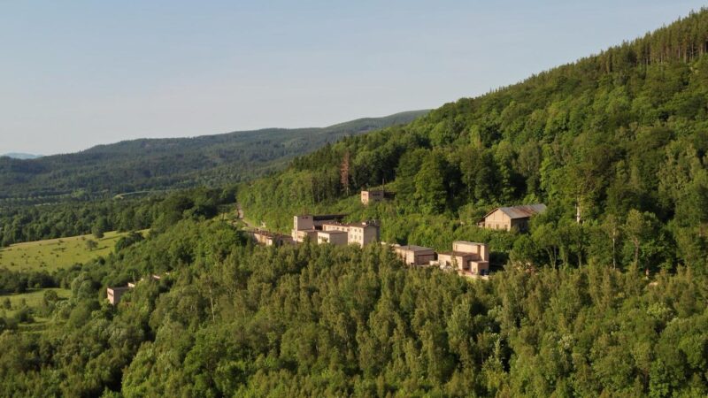 Widok z drona na ruiny Zakładów Przemysłowych R-1 (których częścią była kopalnia uranu) ukryte w górskim lesie w Kowarach.