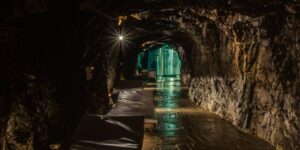 Wnętrze podziemnej trasy turystycznej Kopalni Uranu Liczyrzepa w Kowarach, widok na sekcję Inhalatorium Radonowego.