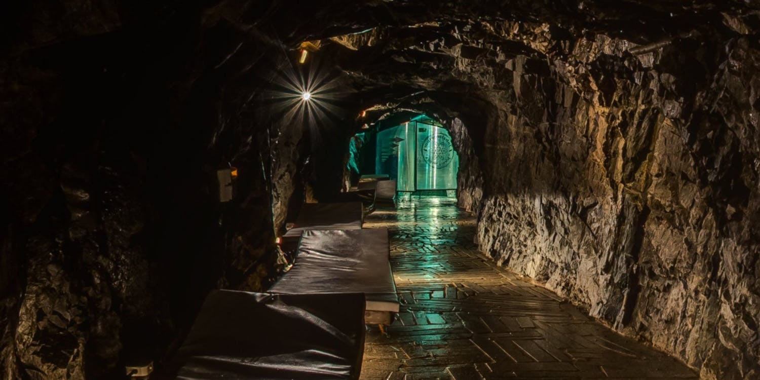 Wnętrze podziemnej trasy turystycznej Kopalni Uranu Liczyrzepa w Kowarach, widok na sekcję Inhalatorium Radonowego.